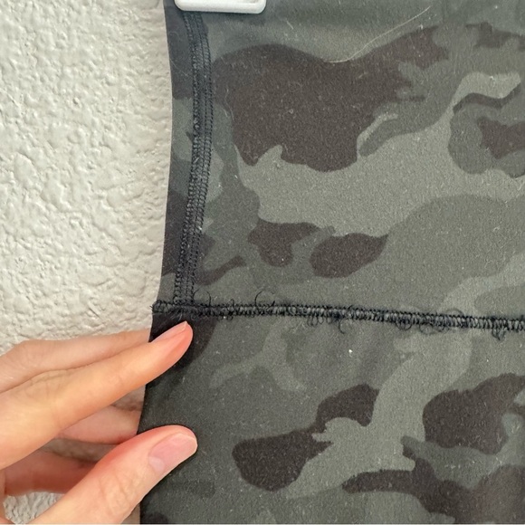 Lululemon Womens Size 4 Align™ High-Rise Pant 25" in Green Camo Workout Gym - Picture 8 of 8